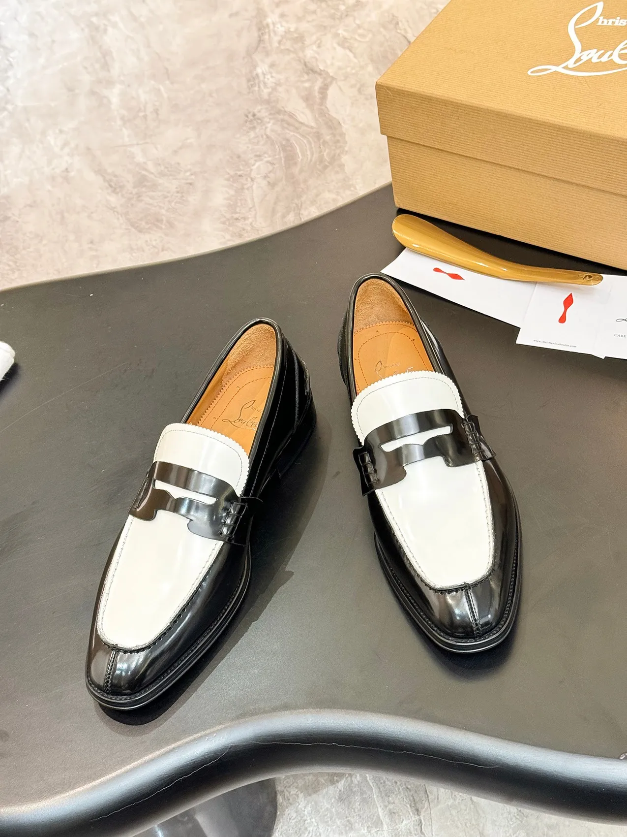 [CL red sole shoes] Top P: 1020💰 Size 39-44 (⚠️38.45.46.47 custom-made, non-returnable and non-exchangeable) 🆑High-end men's business formal leather shoes, original authentic top quality goods ••✅💯 Top original order purchasing agent! Original imported patterned cowhide ➕Imported cowhide lining ➕Cowhide feet ➕Original leather outsole~🉑️Feel free to compare the authentic ones!